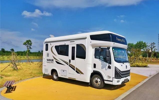 吉利研发续航500公里的新能源房车，设备比较完善，可住一家6口