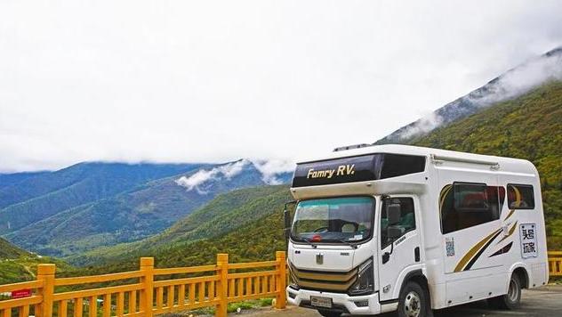 吉利研发续航500公里的新能源房车，设备比较完善，可住一家6口