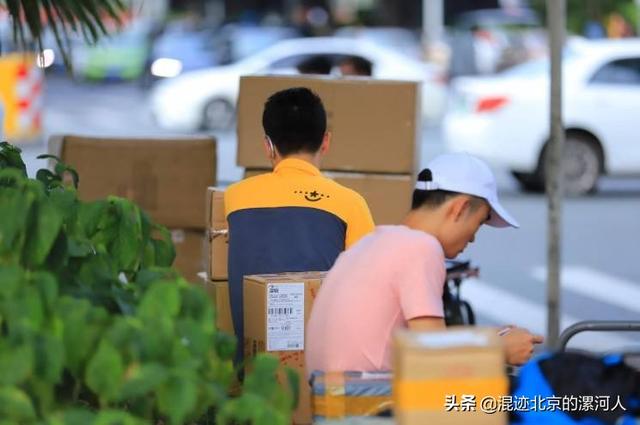 以后农民不再为取快递犯愁:这个方案说，2022年底实现快递送进村!