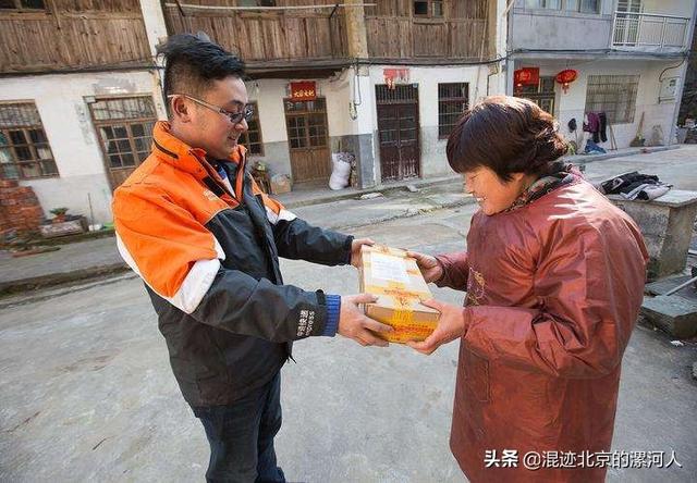以后农民不再为取快递犯愁:这个方案说，2022年底实现快递送进村!