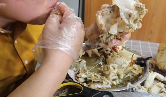 男子上拼多多买“皇帝蟹”，20斤花1500元，掰开后：钱白花了！