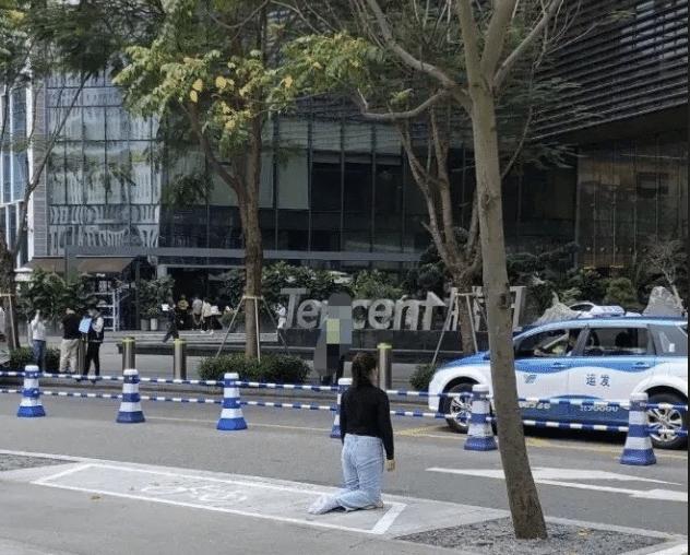 女子在腾讯大厦前跪着干啥？网友：QQ被封了