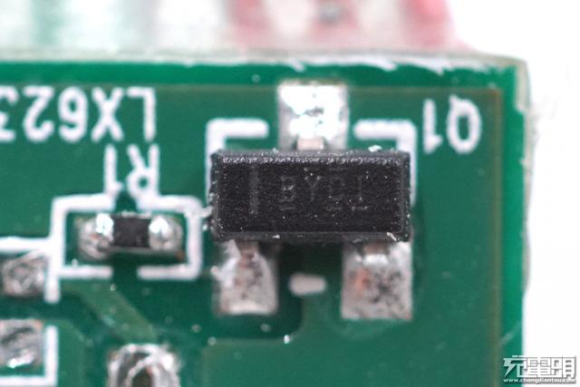 华为MagicPower 8A超大电流数据线内部这样设计，5A线都得靠边站