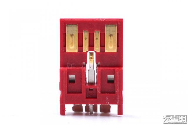 华为MagicPower 8A超大电流数据线内部这样设计，5A线都得靠边站