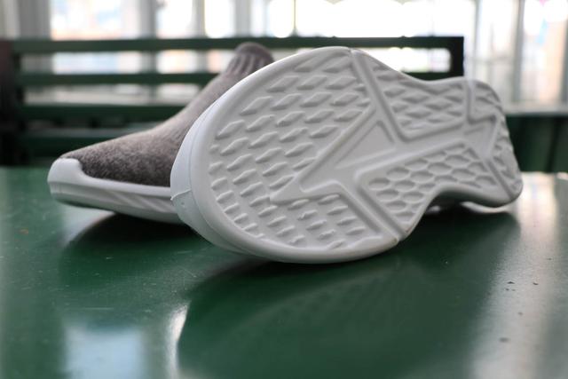 小米“抗香港脚”神器，除臭因子，4级防水，网友喊话李宁：加油