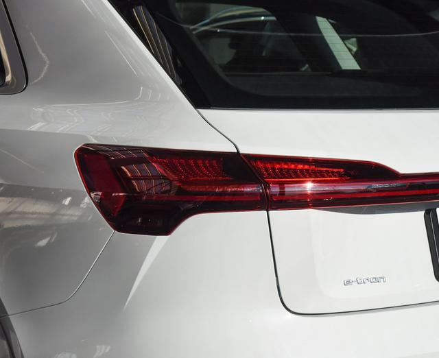 特斯拉MODEL X的新对手，四驱配独立悬架，顶配才82.86万