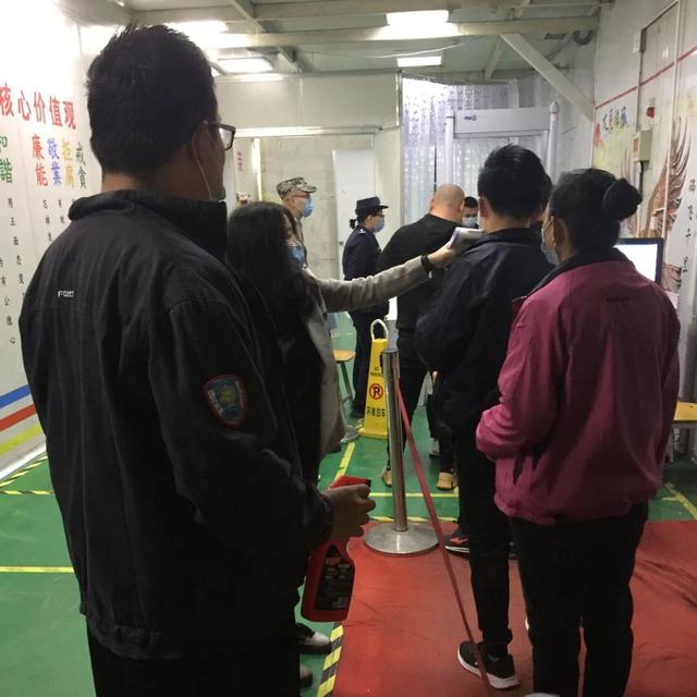 苹果引领手机潮流，现在虽然坐着“第一把交椅”但是“如坐针毡”