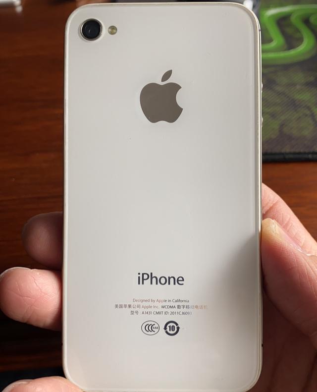 苹果引领手机潮流，现在虽然坐着“第一把交椅”但是“如坐针毡”