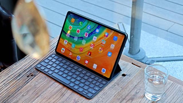 华为又做了一款平板电脑，取消了打孔屏，但看起来更像iPad Pro了