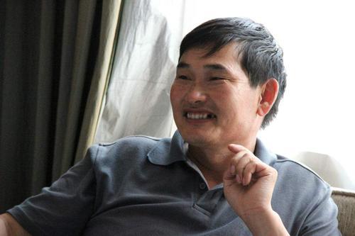 富豪功成名就，回乡每人发一万元，村民们是这样评论的