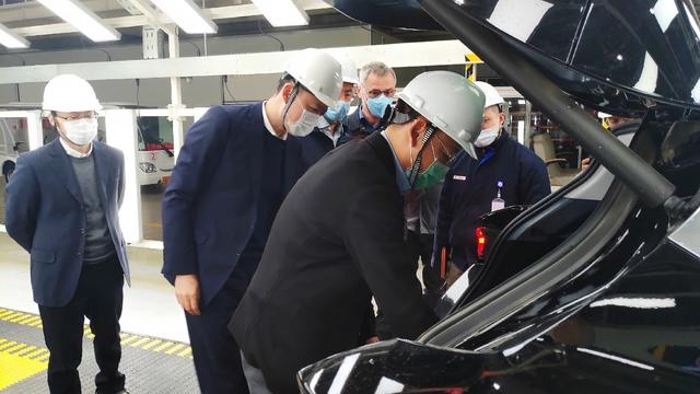 华为高管现身ARCFOX高端制造基地，首款高端智能纯电SUV上市提速