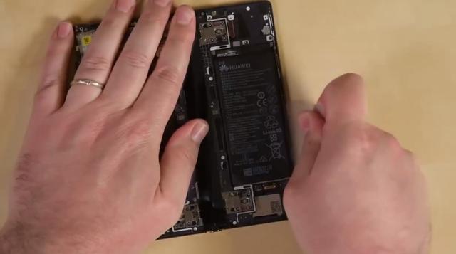 华为Mate Xs拆解：维修性仅为2分，但比摩托罗拉Razr强！