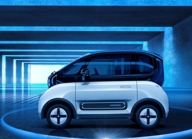 将上市的E300，配隐藏式门把手、全液晶仪表盘，可选2、3、4座