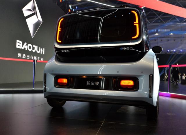 将上市的E300，配隐藏式门把手、全液晶仪表盘，可选2、3、4座