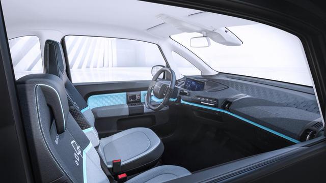 将上市的E300，配隐藏式门把手、全液晶仪表盘，可选2、3、4座