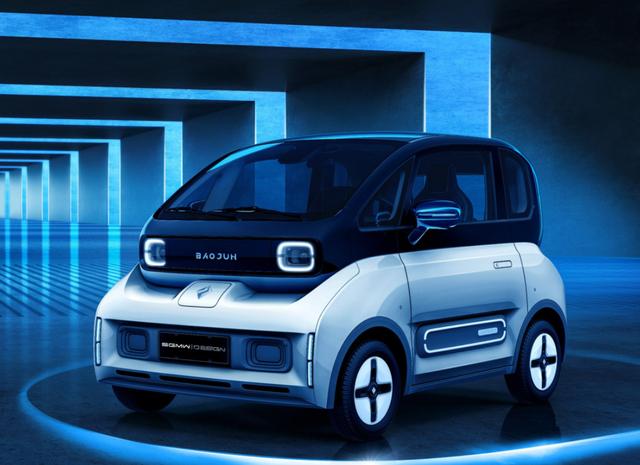 将上市的E300，配隐藏式门把手、全液晶仪表盘，可选2、3、4座