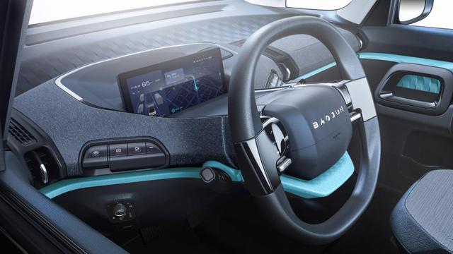 将上市的E300，配隐藏式门把手、全液晶仪表盘，可选2、3、4座