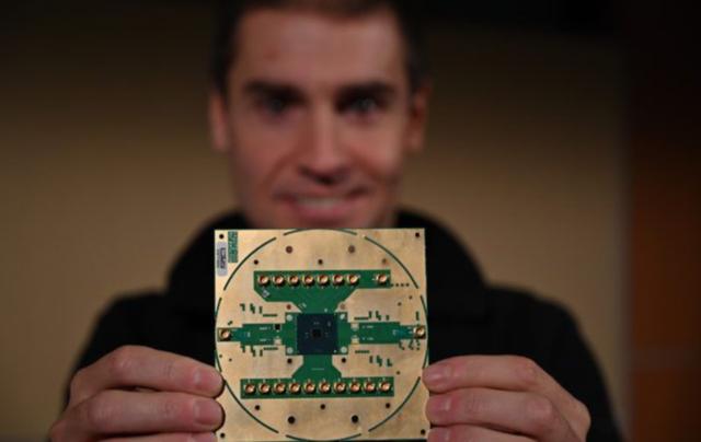 量子位保真度高达99.3%！英特尔和QuTech发表在《Nature》的论文证明高于1开尔文实现双量子位控制