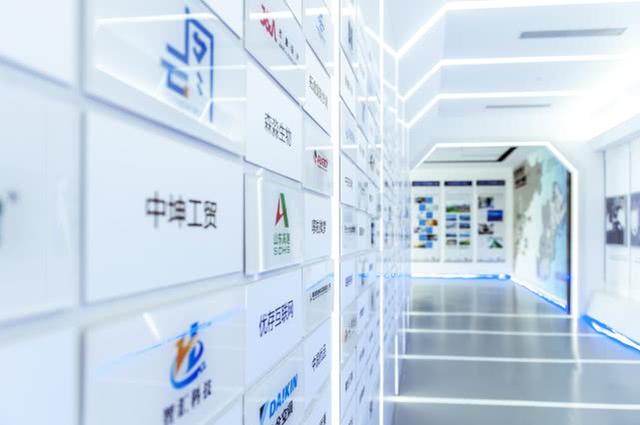 科大讯飞未来港落户西海岸！12个AI产业项目同时签约落户