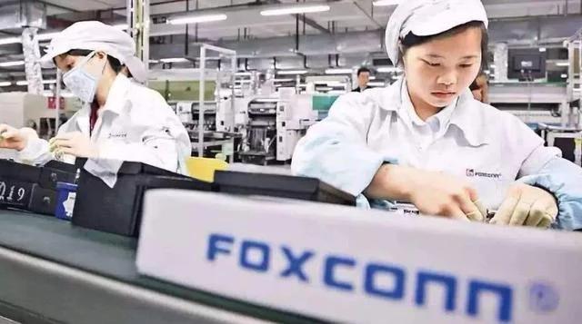 雷军正式宣布，郭台铭遭遇“劲敌”，富士康真的火烧眉毛了？