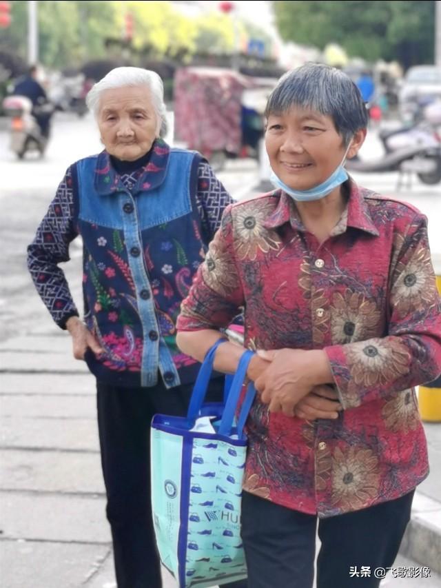 体验荣耀30，一句话：好漂亮！二句话：真爱她！三句话：娶回家！