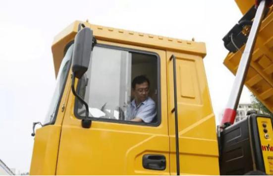 比亚迪董事长亲自试车，这款车耗资25亿，国人纷纷点赞