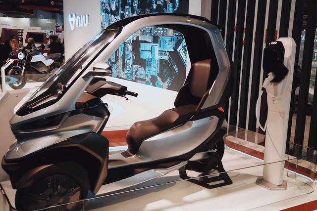 小牛电动倒三轮，带顶棚，可实现自动驾驶，最大续航200公里