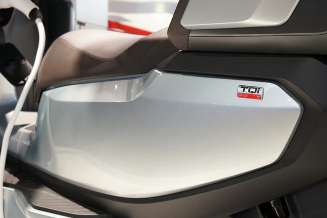 小牛电动倒三轮，带顶棚，可实现自动驾驶，最大续航200公里