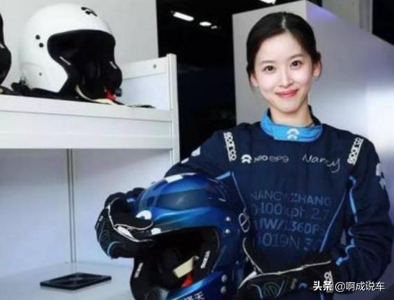 刘强东送章泽天限量超跑，看到中控台上的字，难怪会原谅他