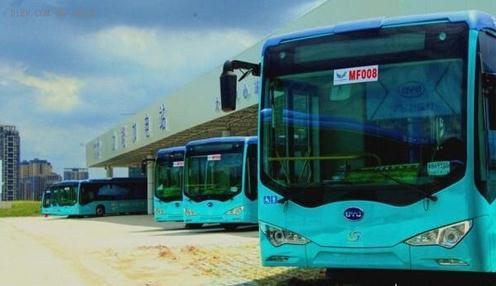 特斯拉没电抛锚，4S店竟派辆比亚迪前来支援，网友：这广告值百万