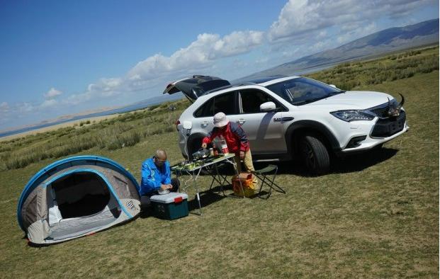 特斯拉没电抛锚，4S店竟派辆比亚迪前来支援，网友：这广告值百万