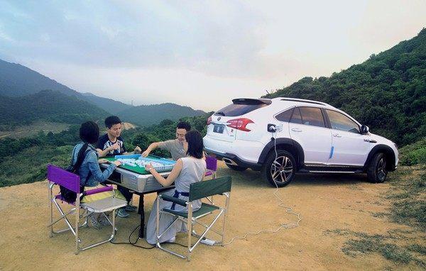 特斯拉没电抛锚，4S店竟派辆比亚迪前来支援，网友：这广告值百万