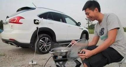 特斯拉没电抛锚，4S店竟派辆比亚迪前来支援，网友：这广告值百万