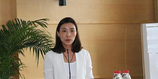 他妹夫去世，接手公司，不但做成“快递老大”，还赚来百亿身家