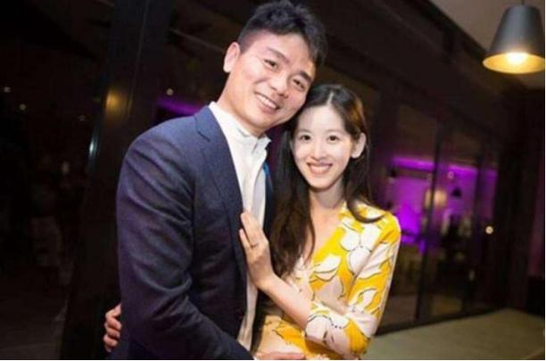 刘强东宣布退出京东，和奶茶妹有了“新工作”，网友：原来有退路