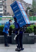 俄罗斯人：中国人开始尝试机械外骨骼送外卖，我们的外卖却在散步