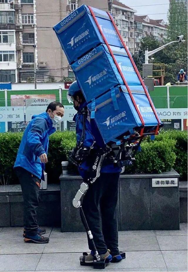 俄罗斯人：中国人开始尝试机械外骨骼送外卖，我们的外卖却在散步