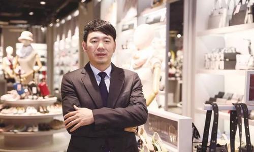这个低调的鞋王，用传统实体店模式，干出了互联网扩张的速度