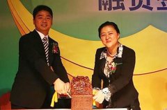 刘强东和陌生美女畅谈4小时，获得200万美金，网友：东哥真行！