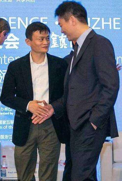 采访中介绍初次见面！马云夸东哥：年轻有为，东哥一句话送回去！
