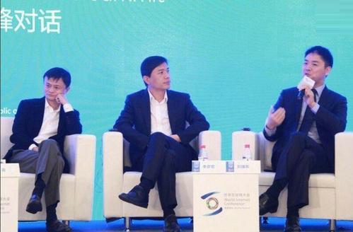 采访中介绍初次见面！马云夸东哥：年轻有为，东哥一句话送回去！