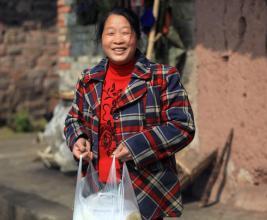 为何穷人“越来越穷”？看完拼多多买家秀后，我得到了答案！