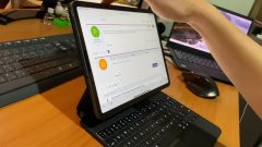 外国 YouTuber 开箱 iPad Pro 巧控键盘