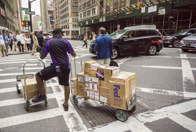 特朗普因4点不满，强令提高邮包收费，消费者和中国企业面临多输