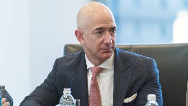 特朗普因4点不满，强令提高邮包收费，消费者和中国企业面临多输