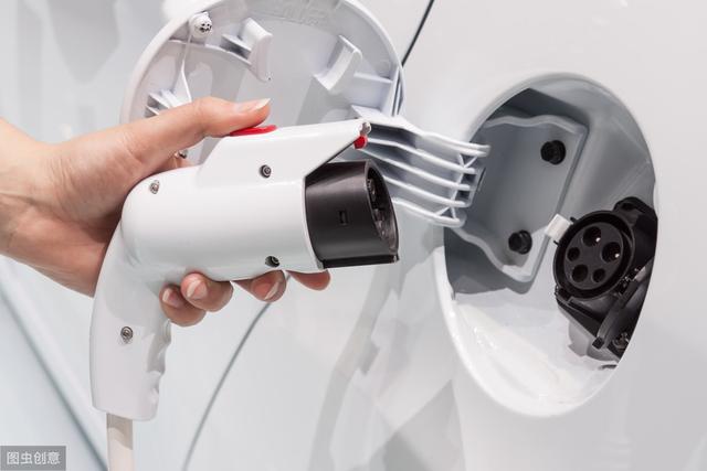 车企纷纷陷入破产，新能源汽车救市重现，网友：到哪充电去