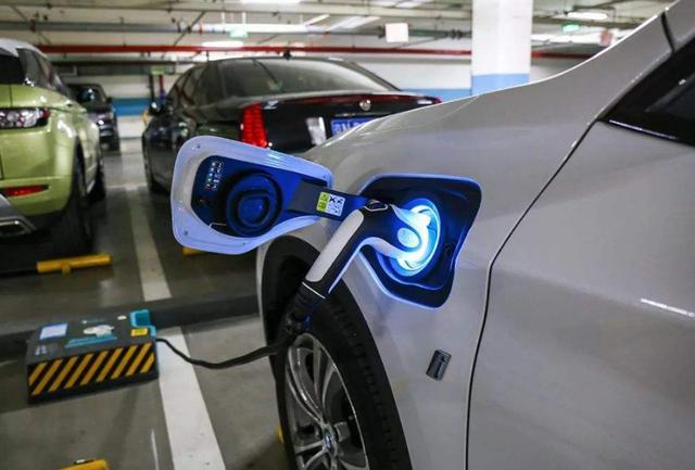 为什么买了油电混动的人说后悔了？车主：感觉有些不平衡