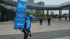 饿了么“机甲骑士”爆红网络，现实版“死亡搁浅”来了