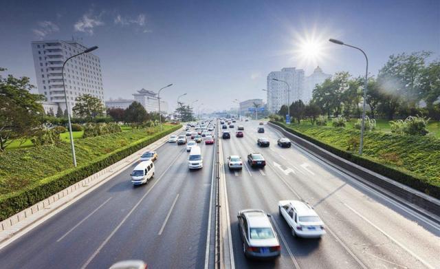 电动车为何怕上高速？512km续航跑242km就没电，谁能抗得住？