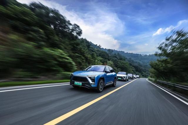 电动车为何怕上高速？512km续航跑242km就没电，谁能抗得住？